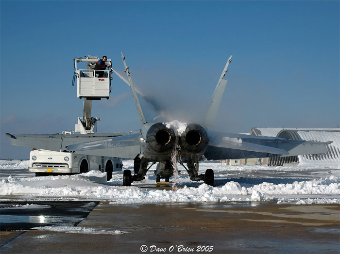 getting Deiced
GATOR21	
F/A-18A / 163166	
VMFA-142 / MCAS Beaufort
3/15/05
