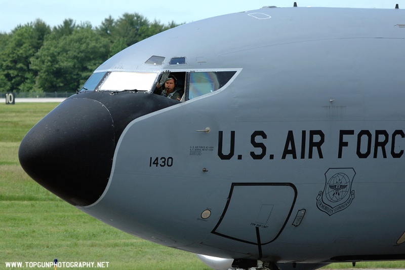 Media ship waves to the photographers
KC-135R / 57-1430
157th ARW / Pease ANGB
6/6/07
