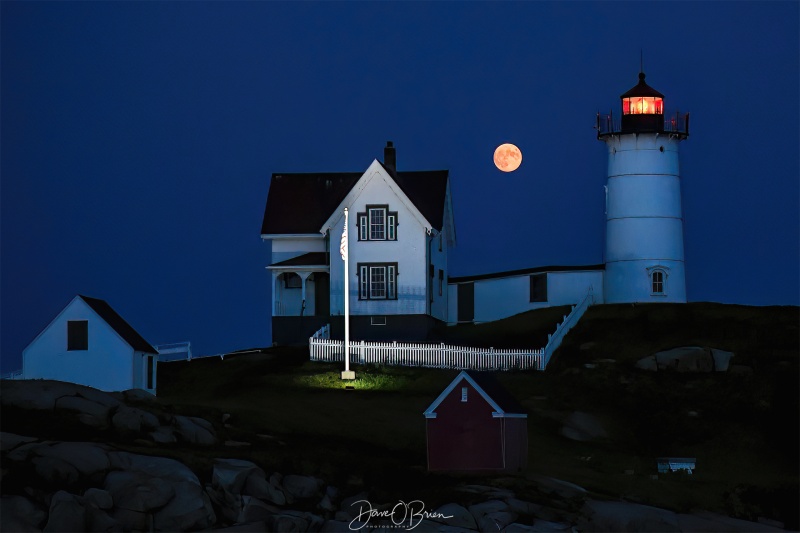 Full Moon over Nubble
Full Moon broke out of the clouds just as it was starting to rise over Nubble Lighthouse
Keywords: Full Moon, Lighthouse, Nubble Lighthouse, York Maine