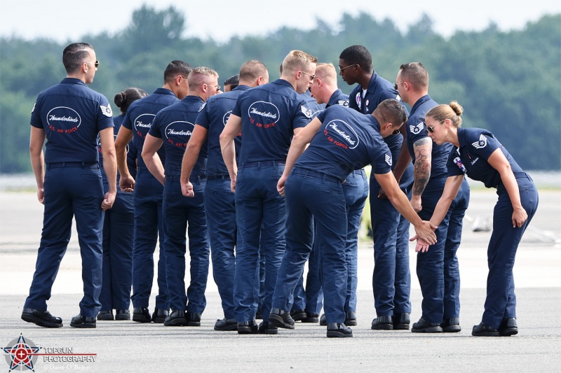 USAF Thunderbirds Sat Show
