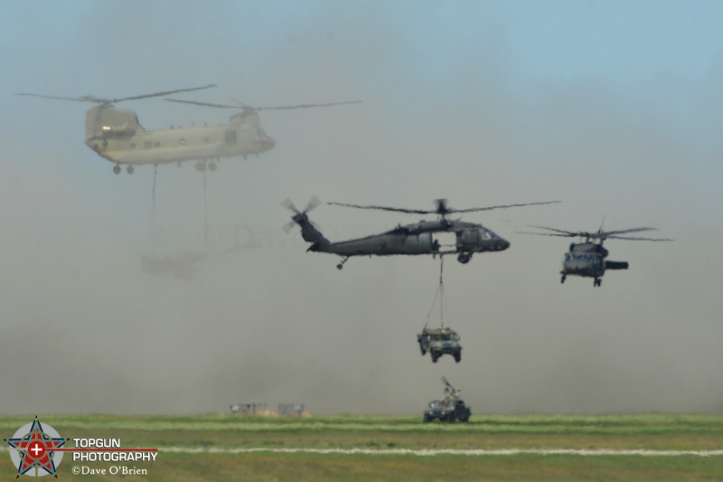 Dust up
Keywords: RhodeIslandAirShow2017 Dynamic Military Display