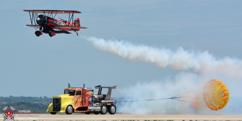 Shockwave races Sasquatch
Keywords: RhodeIslandAirShow2017 Shockwave