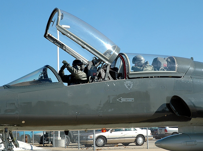 #2 giving the sign to connect the APU
T-38A / 70-1565
25th FTS / Vance
2/20/06
Keywords: Military Aviation, KPSM, Pease, Portsmouth Airport, Jets, T-38A 25th FTS